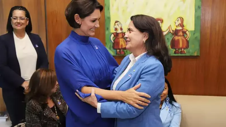 'Ê, pão de queijo bão', disse Michelle a Rosângela, durante o convite(foto: Elaine Menke/PL/Divulgação) Michelle Bolsonaro e Rosângela Reis