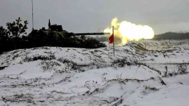 Tanque russo em exerccio militar em Belarus