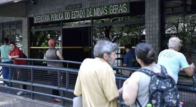 Cidados esperam atendimento na Defensoria em BH; no detalhe, nibus que oferecer vrios servios (foto: Gladyston Rodrigues/EM/D.A Press)