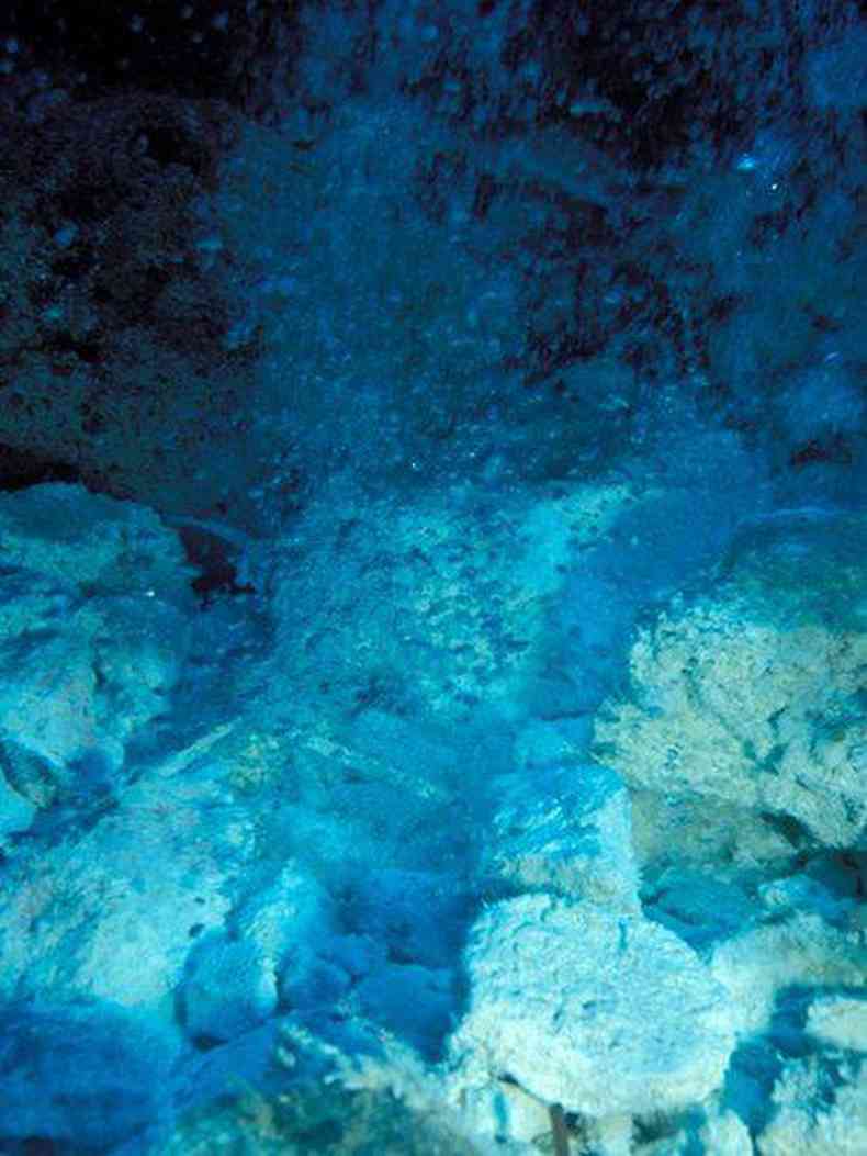 Embaixo d'gua, prximo s Ilhas Elias, fissuras vulcnicas borbulham gases que foram sua passagem pela crosta terrestre