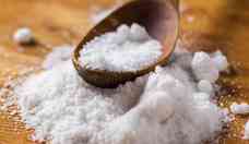 Controlar o consumo de sal  importante para manter a sade