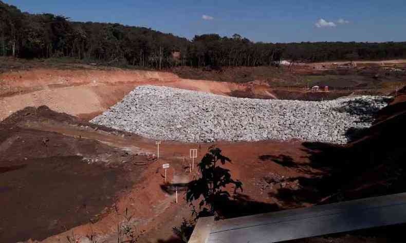 Barreira hidrulica  uma das intervenes previstas para a regio do rompimento da barragem(foto: Jair Amaral/EM/D.A PRESS)