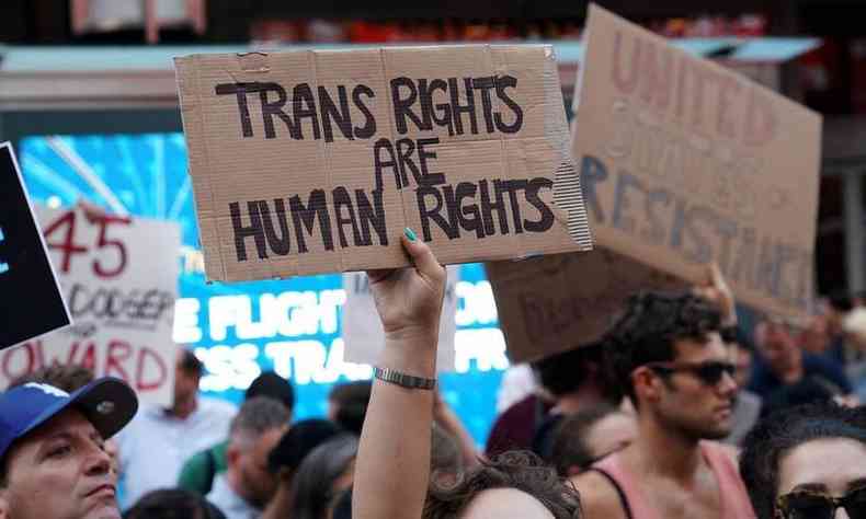 Cartazes de manifestao pr-trans. L-se em um deles: 'Trans rights are human rights [Direitos trans so direitos humanos]'