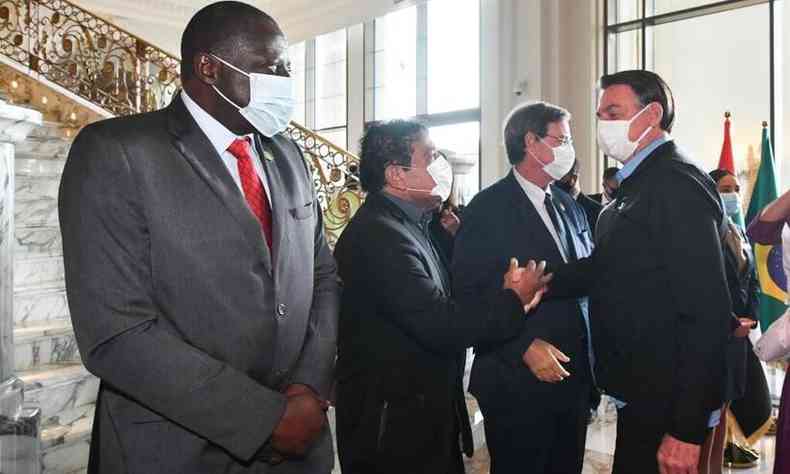 Hlio 'Nego' observa o ex-senador Magno Malta cumprimentar Bolsonaro na chegada a Dubai
