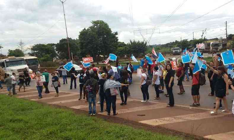 Professores protestando em Igarapé, na manhã desta quarta-feira(foto: Sind-UTE/MG/Divulgação)