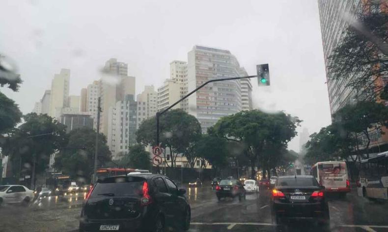 Vista do trânsito na Região Central de Belo Horizonte. Chove bastante na manhã desta quarta (15/12)