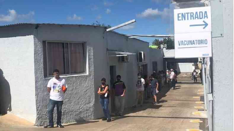 Fila de pessoas  espera de imunizao contra a covid-19 em uma unidade de sade em Rivera, no Uruguai(foto: Arquivo pessoal/BBC)