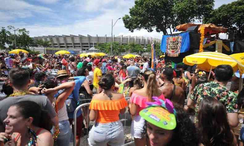 Bloco de carnaval na Pampulha, com o Mineiro ao fundo