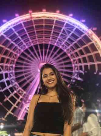 Lavínia Barcelos, de 20 anos, sorri, em foto de redes sociais