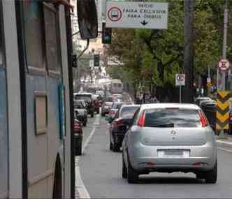 Na Av. Nossa Senhora do Carmo, em Belo Horizonte, carros trafegam por pista exclusiva para nibus(foto: Sidney Lopes/EM/DA Press 25/9/09)