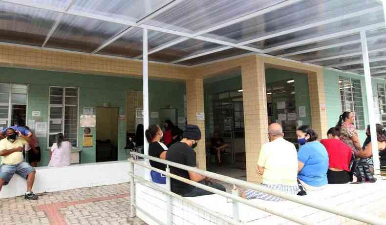 Centro de Sade em dia de campanha de vacinao.