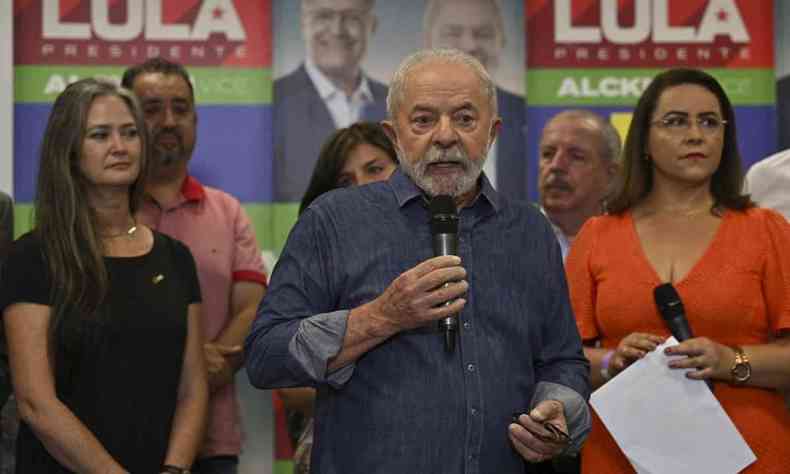 Na foto, Luiz Incio Lula da Silva (PT) fala durante encontro com representantes da Confederao Nacional dos Municpios em So Paulo; 