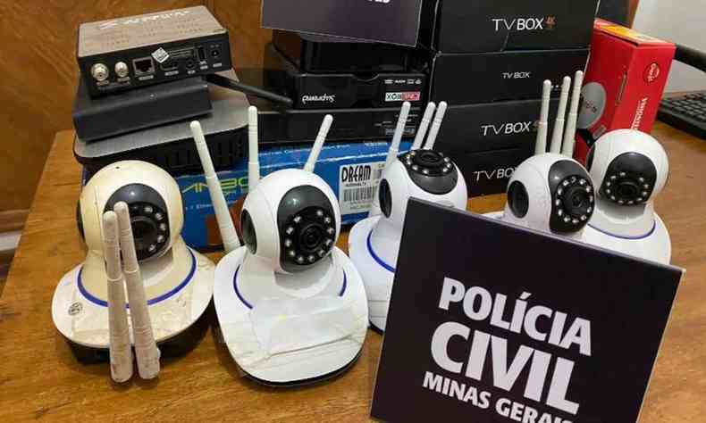 Durante a operao em Santos Dumont, na Zona da Mata, a Polcia Civil apreendeu equipamentos de TV Box, cmeras e o celular do investigado