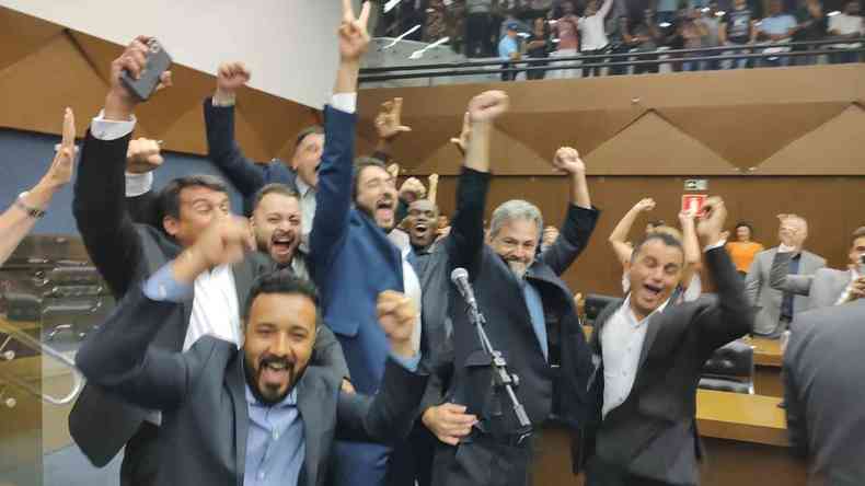 Gabriel Azevedo celebrando a presidncia da Cmara dos Vereadores de BH com outros polticos