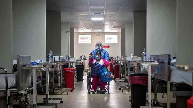 Paciente com covid saindo de cadeira de rodas de hospital no Peru