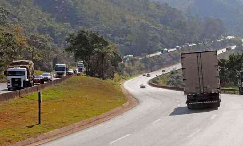 Trecho da rodovia BR-381, entre os Kms 524 e 534, o quarto mais perigoso entre as estradas federais, segundo pesquisa da CNT(foto: Paulo Filgueiras/EM/D.A PRESS)