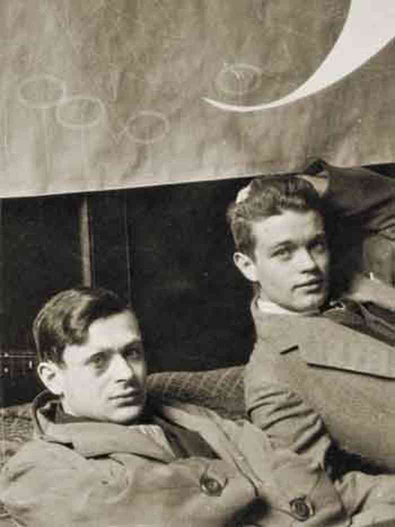 Retrato de Tristan Tzara e Ren Crevel (1922). Vivendo em Paris de 1921 at 1940, Man Ray se aproximou do dadasmo(foto: Man Ray/divulgao)