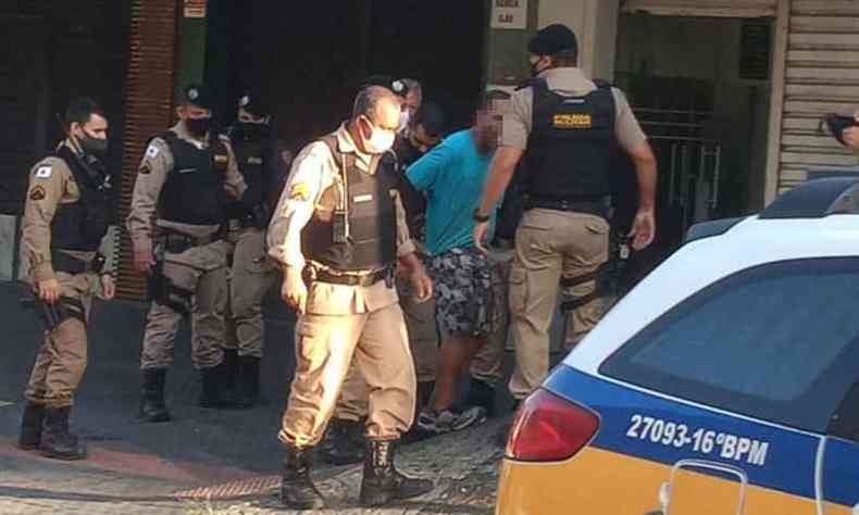 Polcia foi aplaudida e homem detido xingou as testemunhas (foto: Matheus Adler/EM/DA Press)