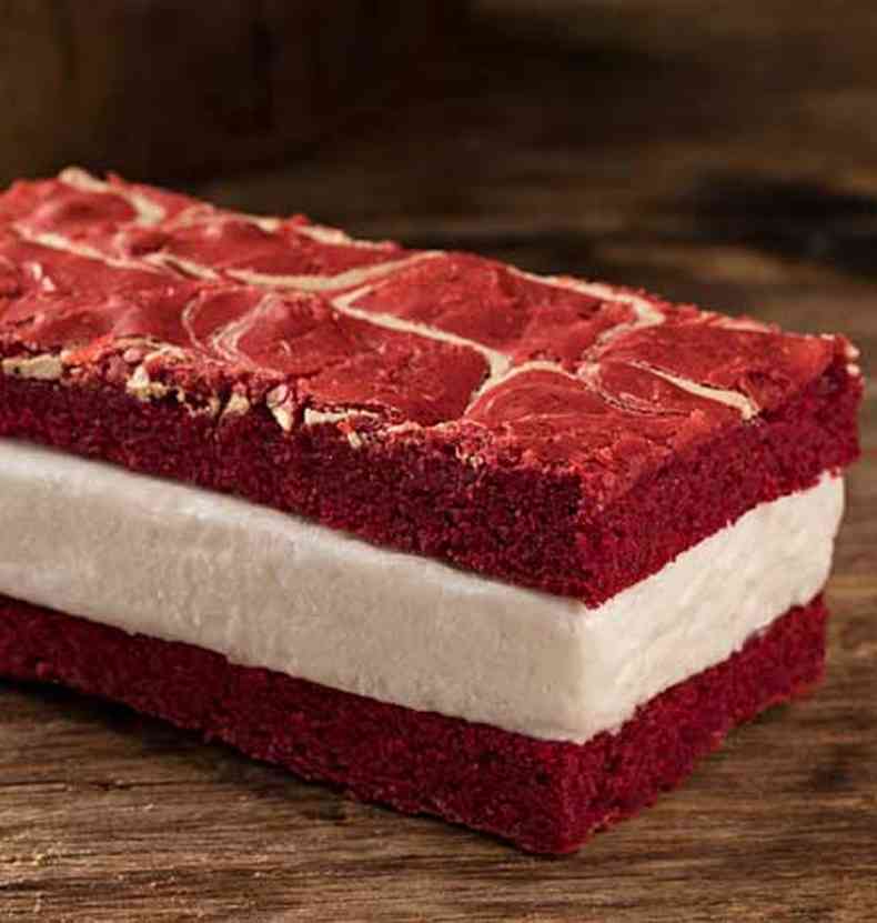 Uma das sugestes do cardpio  unir o brownie red velvet com sorvete de baunilha(foto: Rodrigo Azevedo/Divulgao)