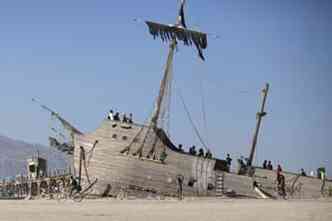 Barco de madeira montado no meio do deserto(foto: REUTERS/Jim Urquhart)