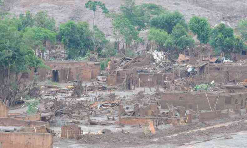 Onda de lama devastou distrito de Bento Rodrigues (foto: Paulo Filgueiras/EM/D.A Press)