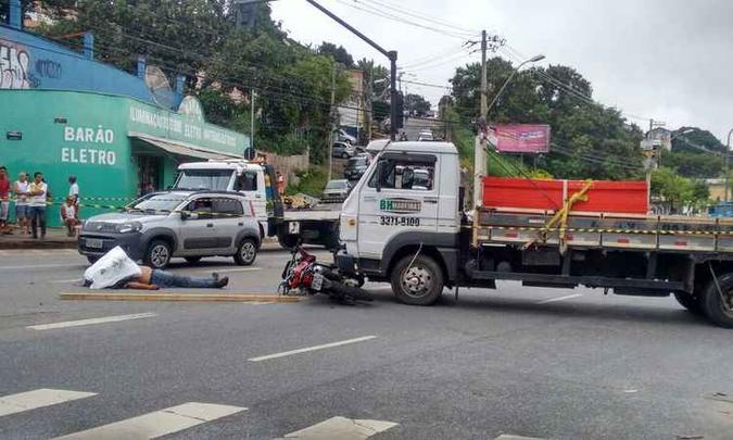 Caminhão saía da Rua Tibiriçá para cruzar a Avenida Barão Homem de Melo. Motociclista furou o sinal de trânsito e foi atingido (foto: Internet/ Whatsapp/ Reprodução ) Caminhão saía da Rua Tibiriçá para cruzar a Avenida Barão Homem de Melo. Motociclista furou o sinal de trânsito e foi atingido (foto: Internet/ Whatsapp/ Reprodução )