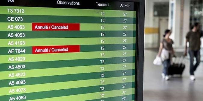Painel no Aeroporto Saint-Exupery, na cidade francesa de Lyon, avisa sobre cancelamento de voos da Air France(foto: AFP Photo/Jean-Philippe Ksiazek)