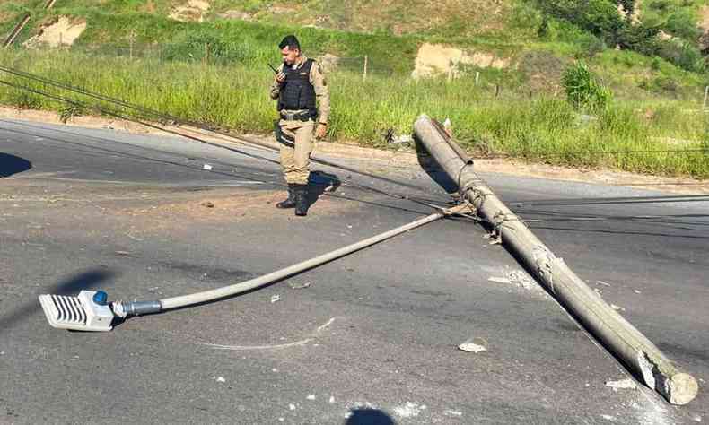 Poste caído na via após acidente na Via Expressa em Betim
