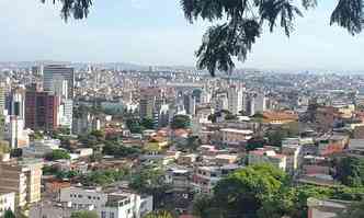 Vista da pracinha do Bairro So Lucas mostra cu claro em BH. Ao fundo, o Estdio Independncia(foto: Edsio Ferreira/EM/DA Press )