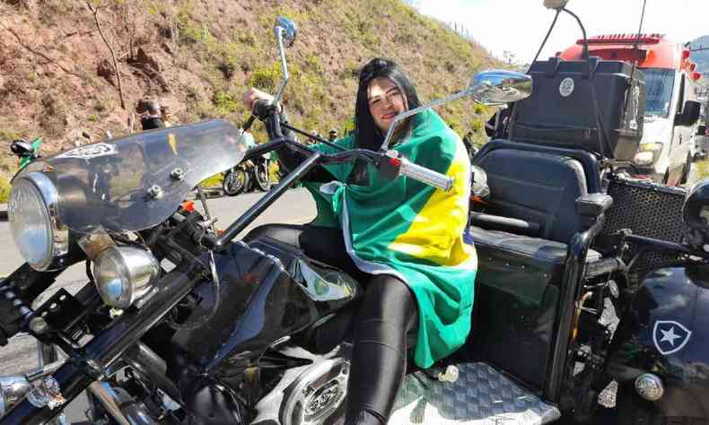 Maryan Vieira em uma moto adaptada 
