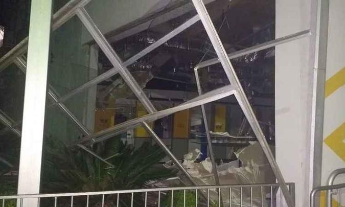Agência do BB ficou destruída após ação dos assaltantes(foto: Edgar Rodrigues/Rádio Onda Oeste FM/Divulgação) Agência do BB ficou destruída após ação dos assaltantes(foto: Edgar Rodrigues/Rádio Onda Oeste FM/Divulgação)