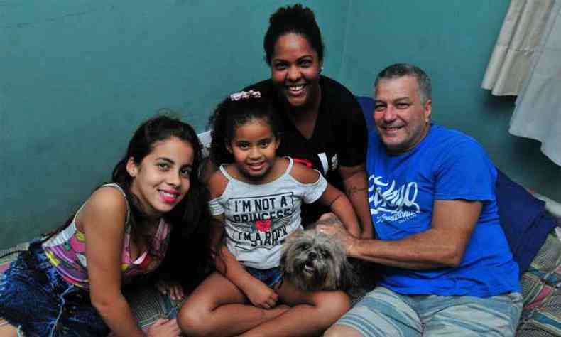 As irms Ana Lusa e Thayna com os pais adotivos Luciana e Gilmar e Toby, o mascote da famlia: aconchego, carinho e 'palavras certas' para educar(foto: Marcos Vieira/EM/D.A Press)