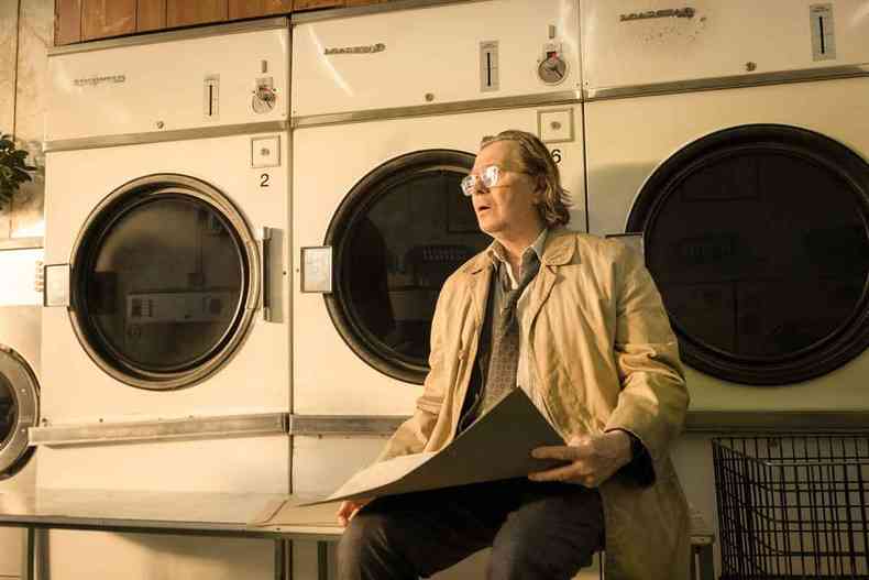 Gary Oldman em frente a mquinas de lavar roupa em cena da srie Slow horses