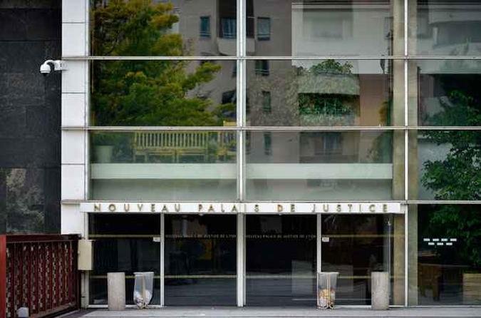 Pai das v�timas j� participou de uma audi�ncia no Pal�cio da Justi�a de Lyon, mas continua preso(foto: JEFF PACHOUD / AFP)