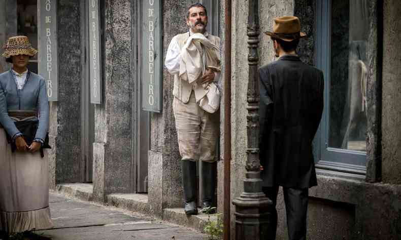 Tonico Rocha, personagem do ator Alexandre Nero, na porta de uma barbearia no cenrio da novela 'Nos tempos do imperador'
