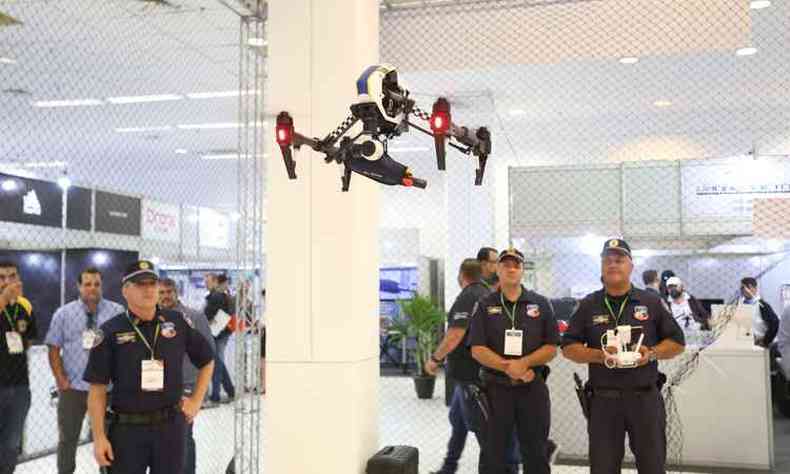Homens da guarda civil de SP apresentam drone usado para ajudar em aes de salvamento (foto: DIVULGACAO/DRONESHOW)