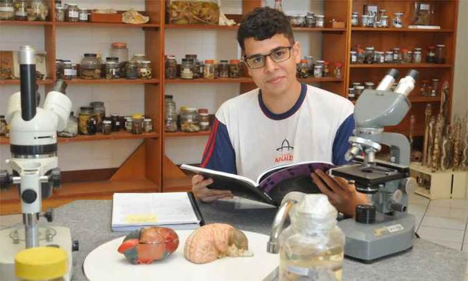 Interessado em cursos relacionados à área de ciências biológicas, André Junqueira pretende conciliar a vida social e o estudo até domingo(foto: Jair Amaral/EM/DA Press) Interessado em cursos relacionados à área de ciências biológicas, André Junqueira pretende conciliar a vida social e o estudo até domingo(foto: Jair Amaral/EM/DA Press)