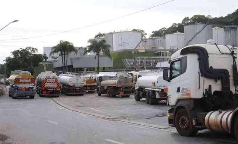 Unidades da Petrobras respondem por 95% da produção de gasolina no país(foto: Jair Amaral/EM)