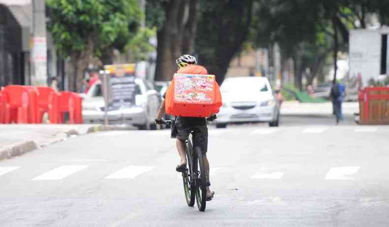 Entregador de bicicleta nas ruas da capital.