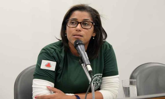 Agente socioeducativa Aline Rodrigues denuncia insegurança e constrangimento de funcionárias no momento de revistas minuciosas realizadas em adolescentes trans(foto: Ricardo Barbosa/ALMG. ) Agente socioeducativa Aline Rodrigues denuncia insegurança e constrangimento de funcionárias no momento de revistas minuciosas realizadas em adolescentes trans(foto: Ricardo Barbosa/ALMG. )