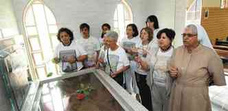 Integrantes da Associao dos Amigos da Irm Benigna (AmaiBen) rezam junto ao relicrio da beata, no noviciado Nossa Senhora da Piedade(foto: Beto Magalhes/EM/D.A Press)