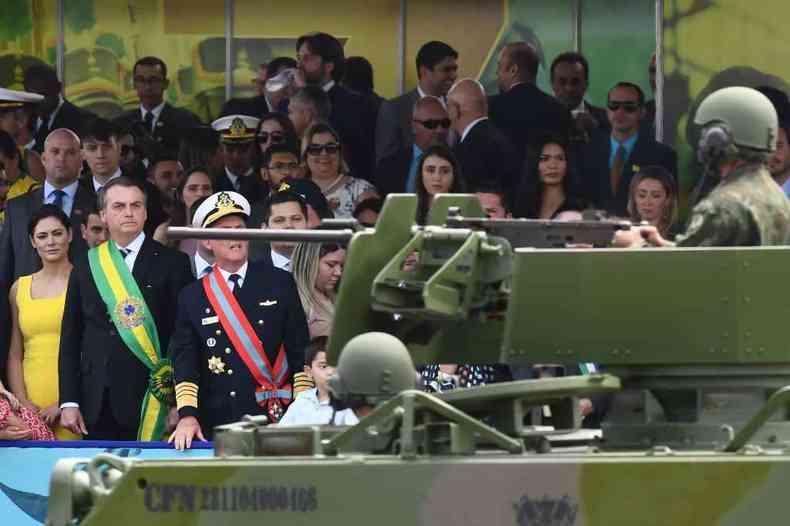 Bolsonaro v tanque passar em desfile militar em Braslia