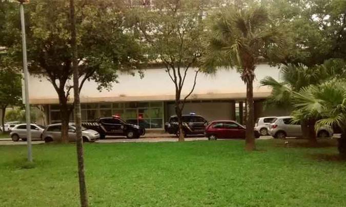 Viaturas da Polícia Federal em frente à reitoria da UFMG nesta quarta(foto: Reprodução da internet/WhatsApp) Viaturas da Polícia Federal em frente à reitoria da UFMG nesta quarta(foto: Reprodução da internet/WhatsApp)