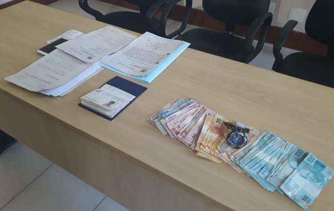 Material que foi apreendido na casa da namorado do suspeito(foto: Polícia Civil/Divulgação) Material que foi apreendido na casa da namorado do suspeito(foto: Polícia Civil/Divulgação)
