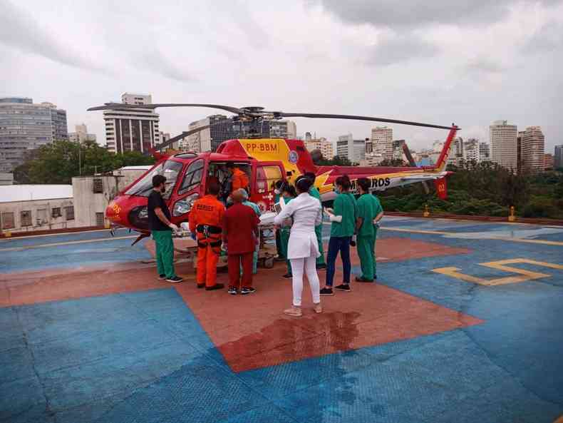 Gravemente ferido, motorista do nibus foi transportado de helicptero ao Hospital Joo XXIII, em BH(foto: CBMMG/Divulgao)
