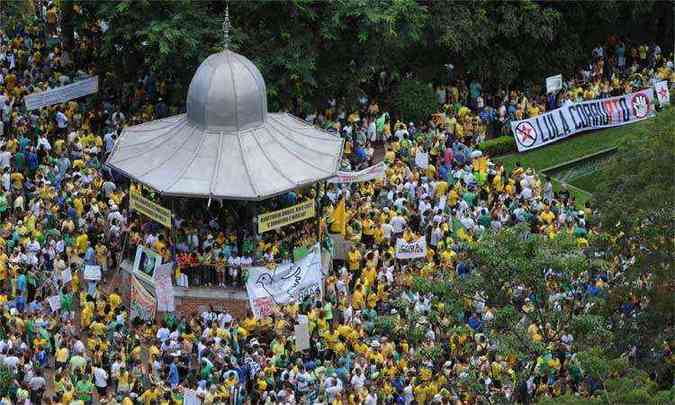  Cerca de 24 mil pessoas manifestaram contra a presidente Dilma Rousseff e pediram a sua sada (foto: Tulio Santos/EM/D.A Press)