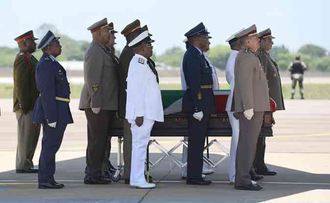 O caixo de Mandela deve chegar em Mthatha, no Cabo Oriental, na tarde de sbado e ser recebido com uma cerimnia militar completa(foto: AFP PHOTO / STEPHANE DE SAKUTIN )