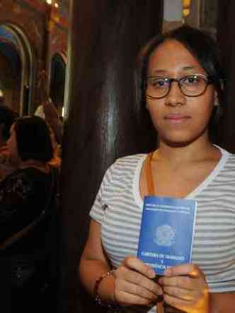 A jovem Gabriela Luiza, de 20 anos, levou a carteira de trabalho para ser abençoada(foto: Cristina Horta/EM/D.A PRESS)