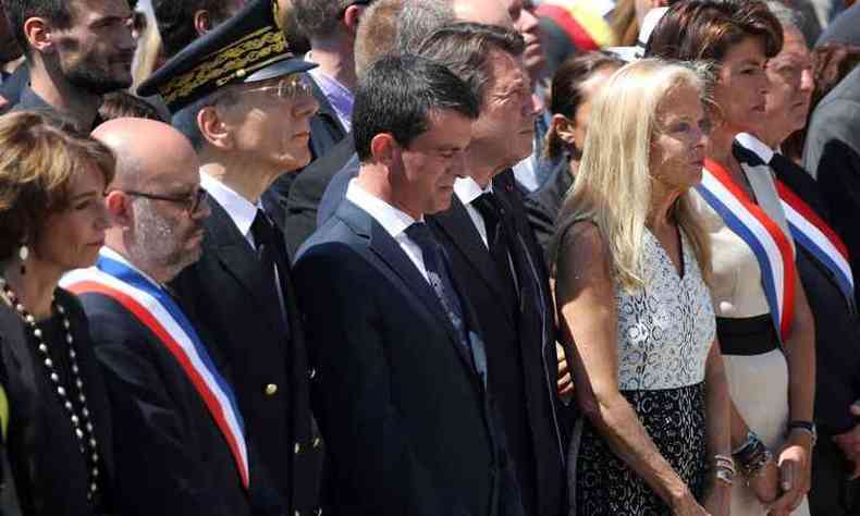 Lderes franceses, prefeitos e representantes diplomticos, como a cnsul italiana Serena Lippi, compareceram  cerimnia(foto: AFP / Valery HACHE )