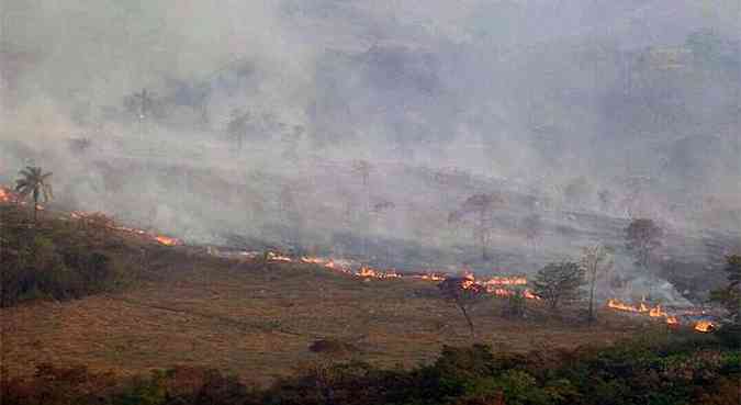 Incndio destri vegetao na Serra da Moeda, em Brumadinho, na Grande BH(foto: Marcos Michelin/EM/D.A.Press)
